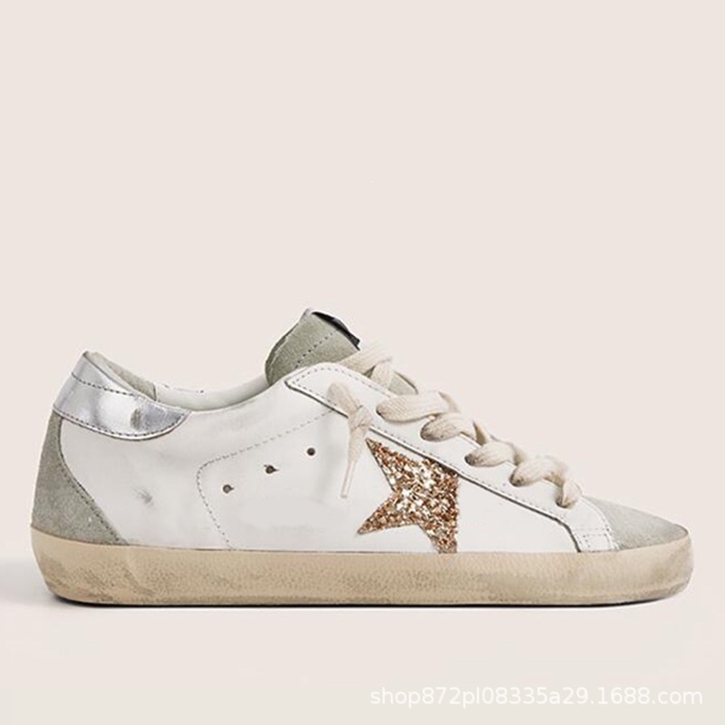 Korea's current GG is a big fan of dirty sneakers and sneakers on the border.