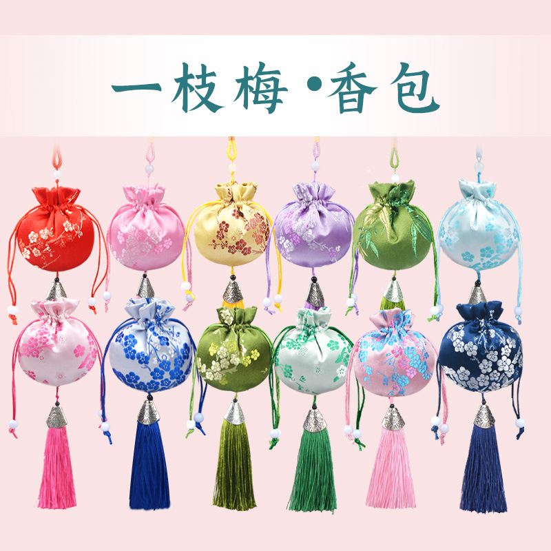 Qiu-heung is carrying a bag of mermaids in a temple in China's view.
