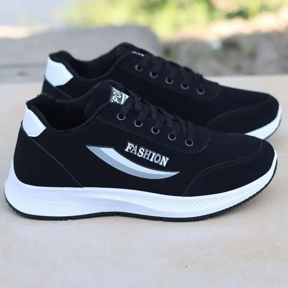 The new man's sneakers in the spring of 2025 are all airy and comforting and he's got 100 men's shoes on his face.