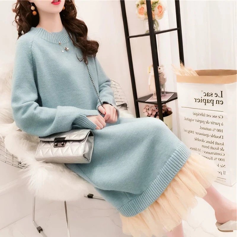 A long knitting skirt over a long knee-clothed lace, with a long, beautiful autumn and winter dress.