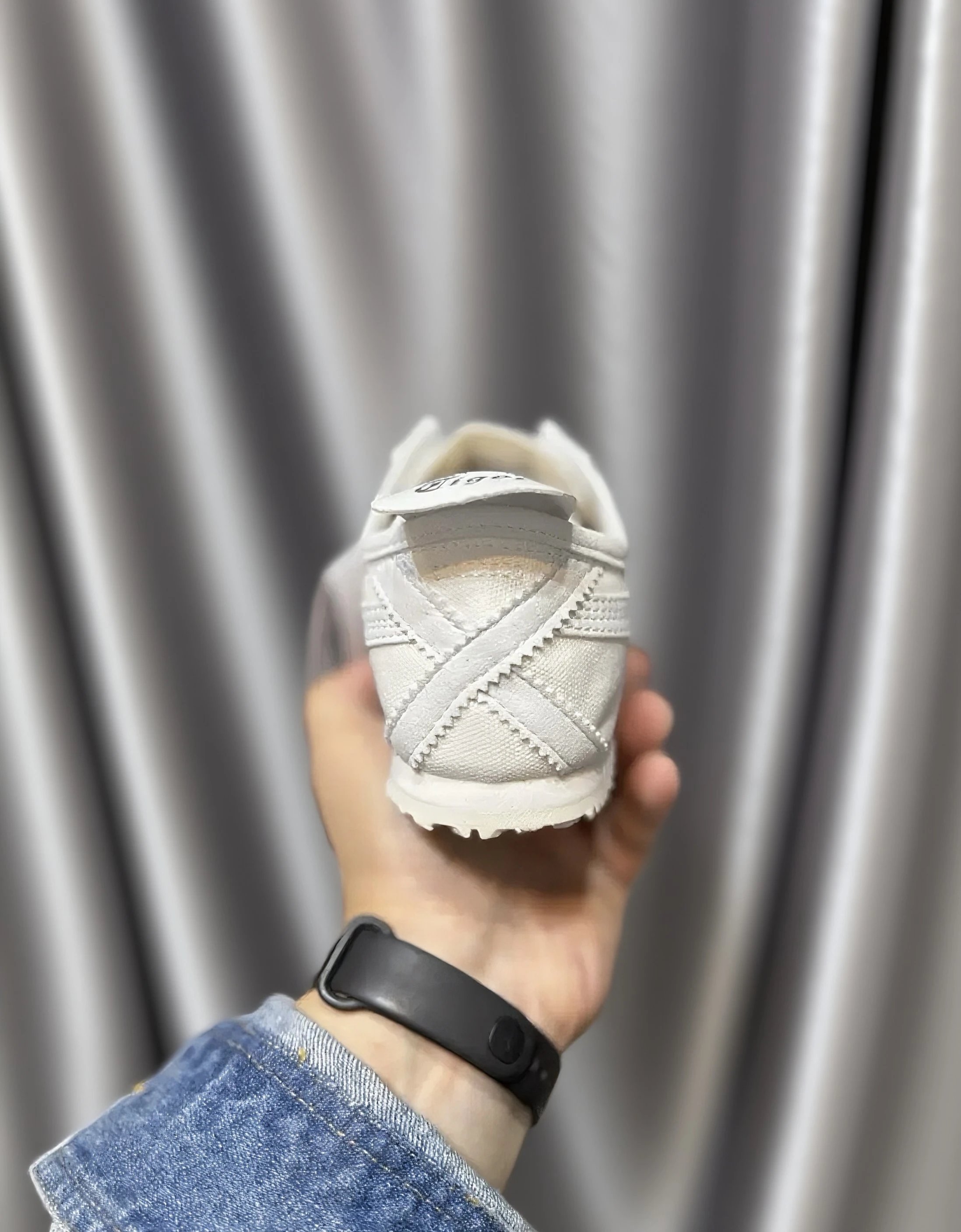 Onitsuka Tiger, a pair of sneakers, a ghost-shoe, a classic sports shoe with white tops.