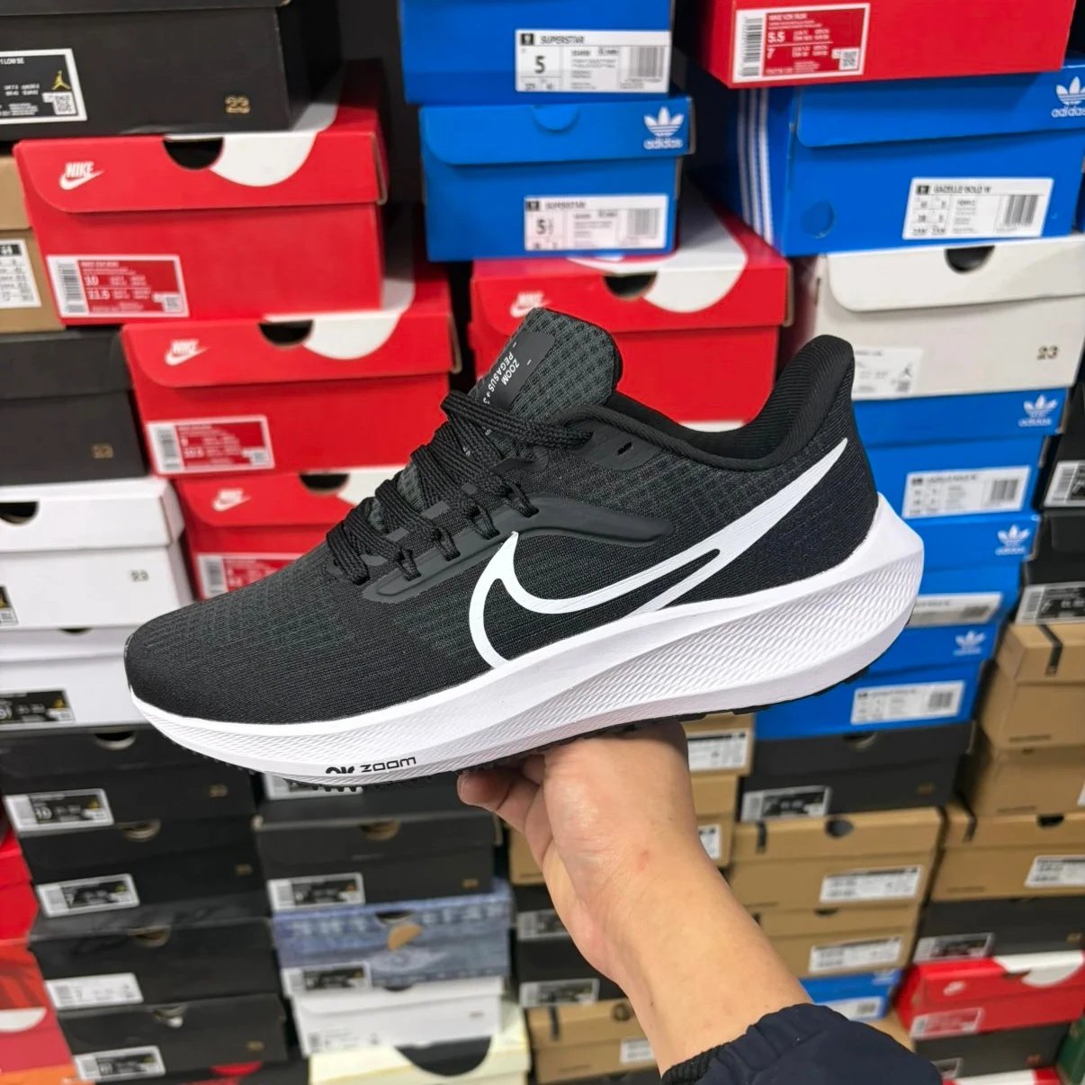 The new two-spanted-span-method version of the 39th-day ZOOM double-sleeping shoes are so light that both men and women can run in black and white.