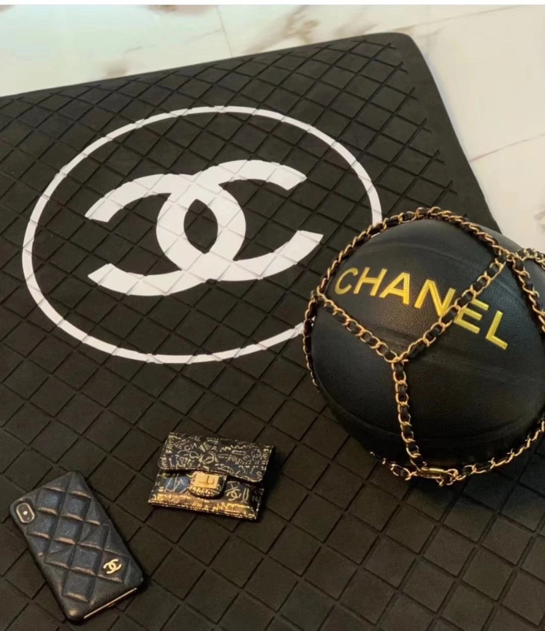 A small fragrance with a classic caviar phone shell, model.