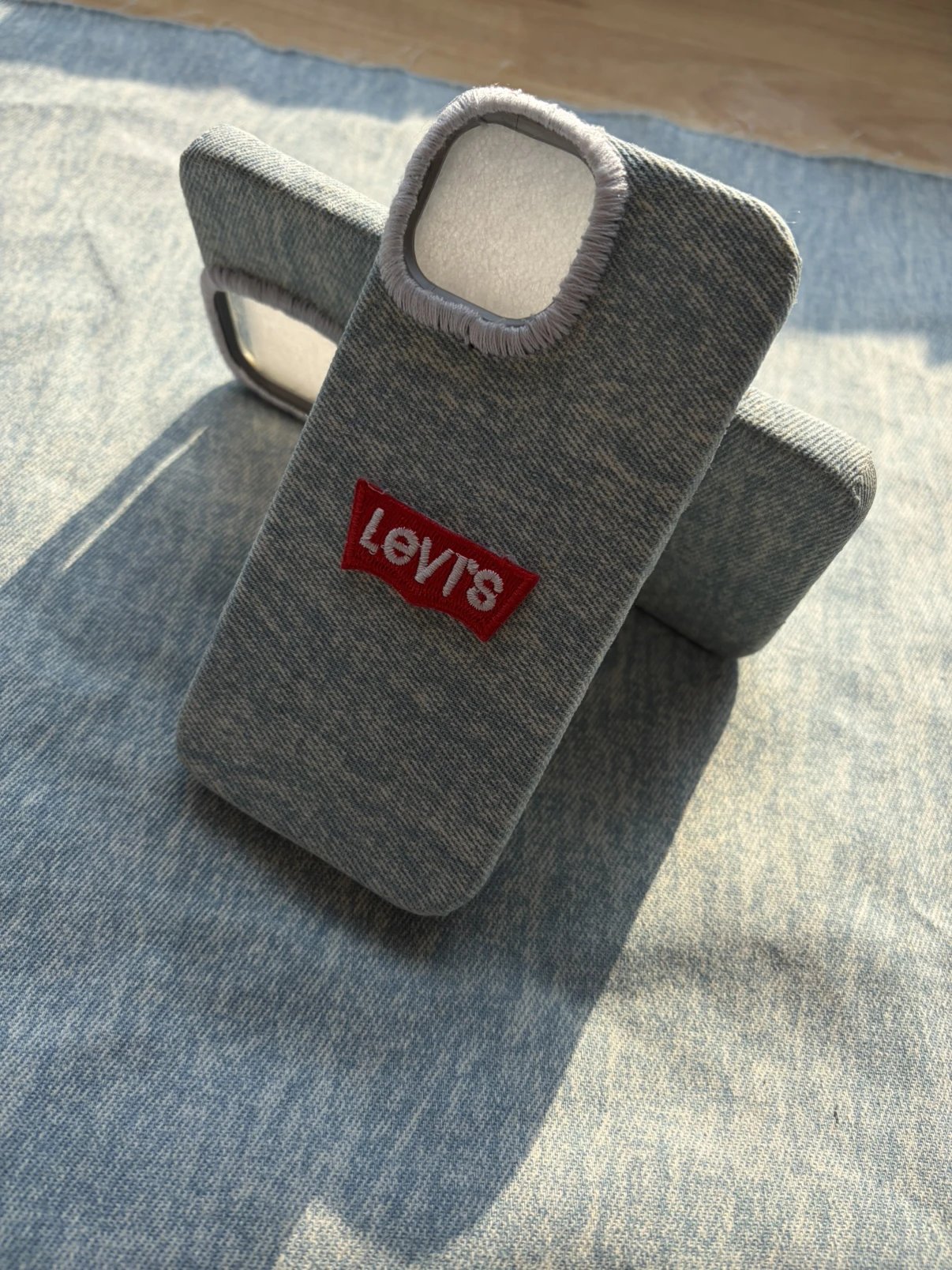 Pre-sale Lee Weissbureau phone shells, Apple Andre for general.