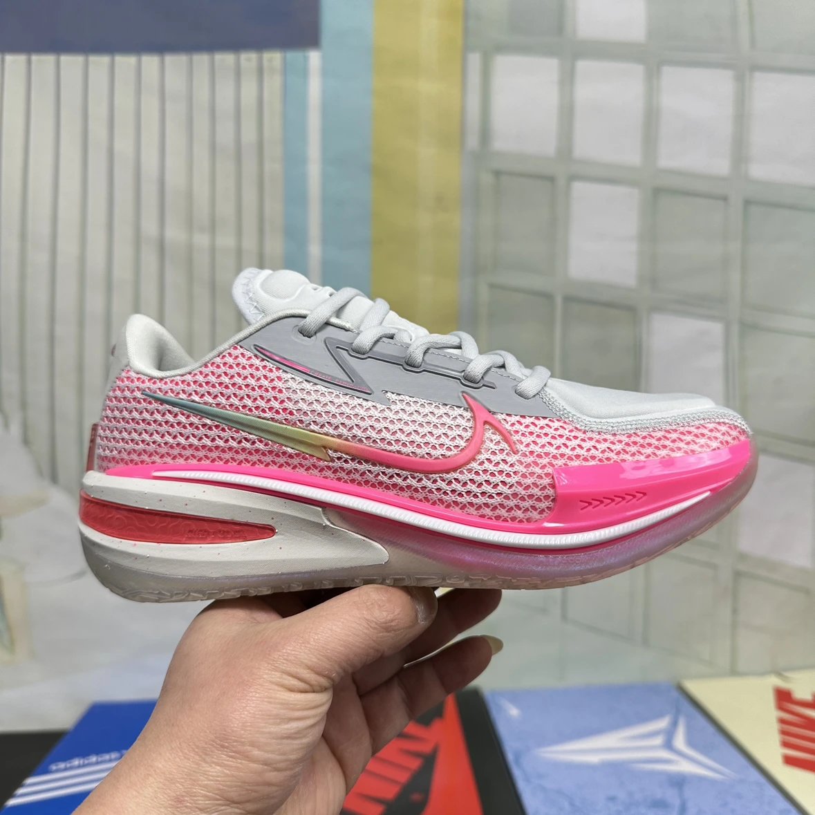 The break code picked up the full hand cushion, which was too thick to support the shoes, and the NK version with two NT1 boys' shoes in the sound compartment was used to swipe the NT1 set of GT CUT 1 RT1 sports-training shoes that were used to slow down the ground basketball shoes and put on the airnets.