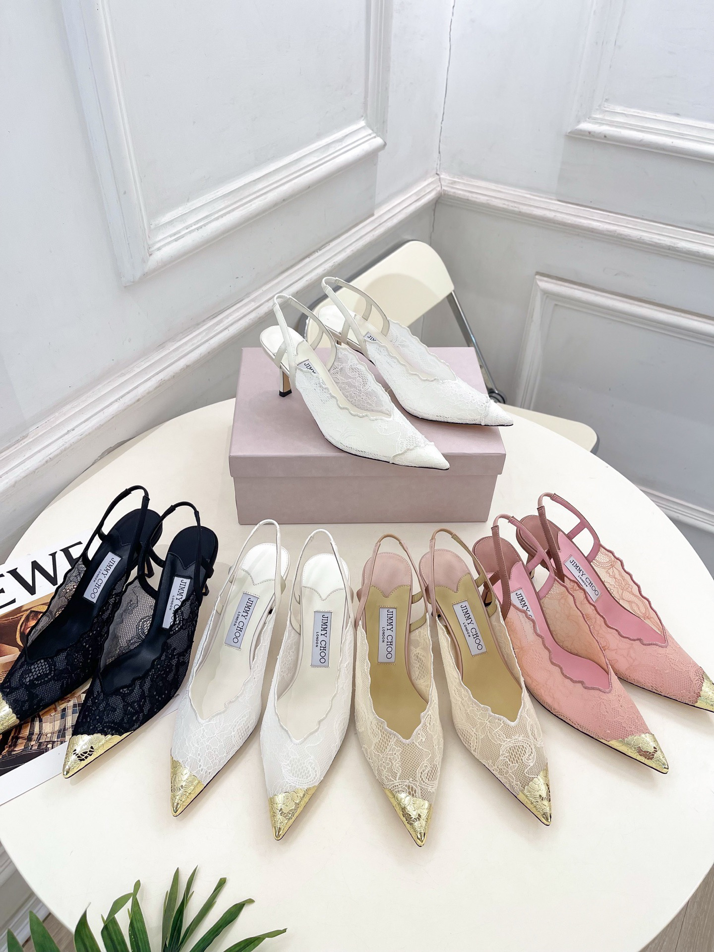 下单前联系客服领取优惠券JimmyChoo 吉米周 26 2026春夏新品 专柜最新JC蕾丝金属头高跟凉鞋 
BS名媛气质款 上脚超级舒适的一款鞋历久弥新时髦魅力始于足下悦享羡慕眼光